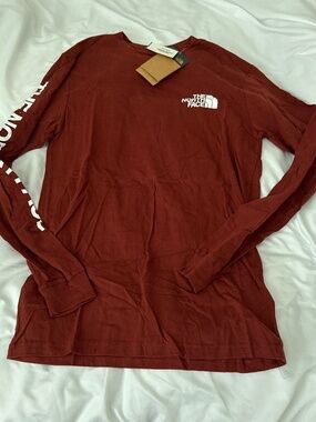 the north face long sleeve shirt  size small   details: -NWT -standard fit  -men
